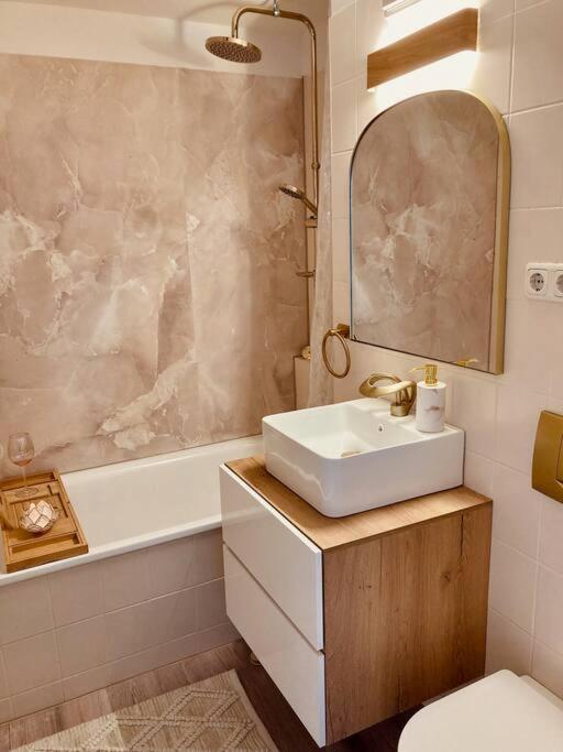 Amalfi Home - Stylish Apartment With Terrace Schönefeld Esterno foto