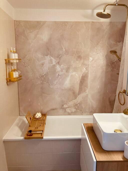 Amalfi Home - Stylish Apartment With Terrace Schönefeld Esterno foto